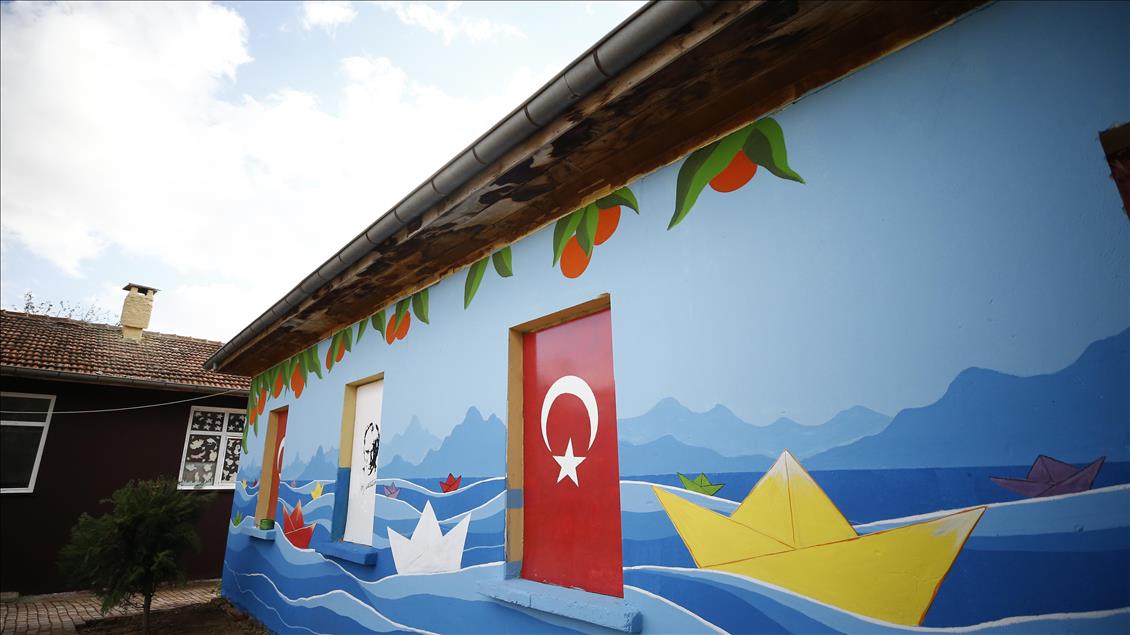 Köy okulunun duvarına sanatsal dokunuş