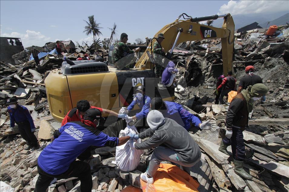 Evacuation and mass burial of victims of Earthquake And Tsunami Victims in Indonesia