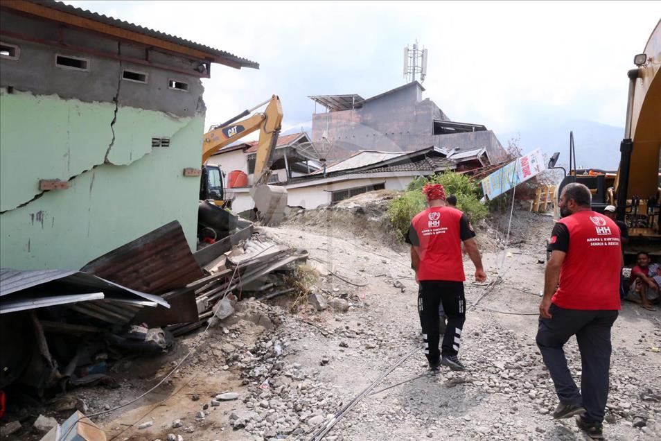 Indonesia: Death toll rising, survivors face shortages