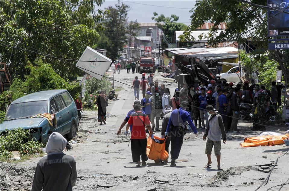 Evacuation and mass burial of victims of Earthquake And Tsunami Victims in Indonesia