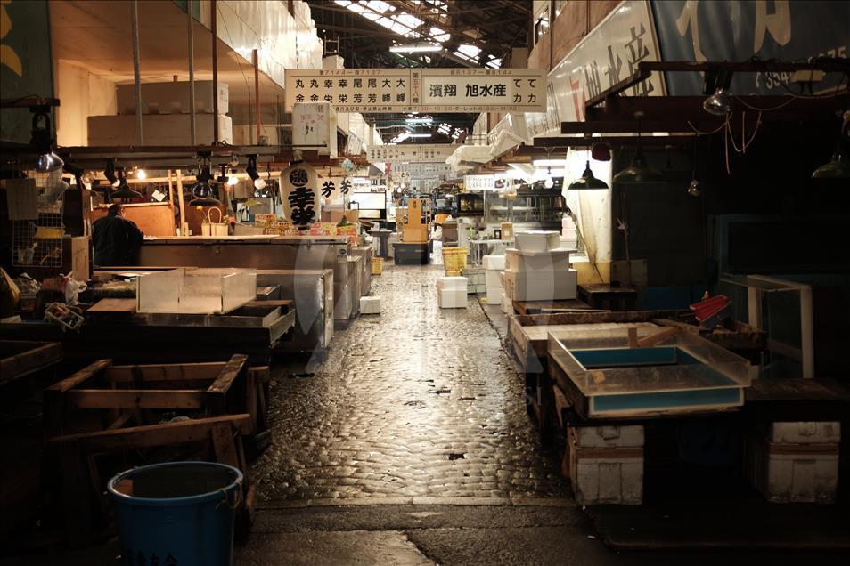 Dünyanın en büyük balık pazarı Tsukiji tarihi mekanına veda etti