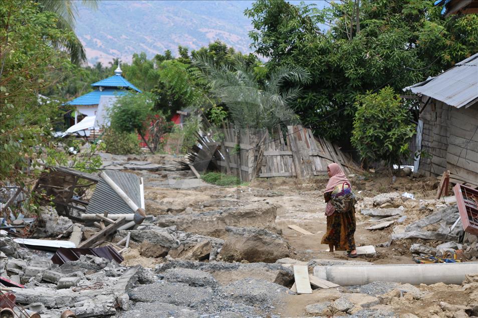 Séisme et tsunami en Indonésie: Le bilan s'alourdit à 2002 morts


