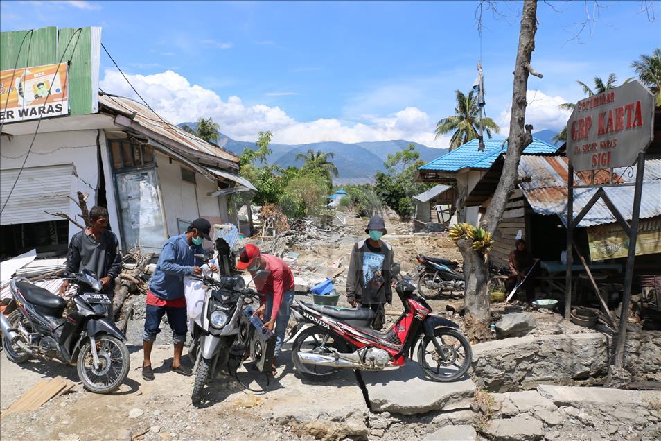 Séisme et tsunami en Indonésie: Le bilan s'alourdit à 2002 morts


