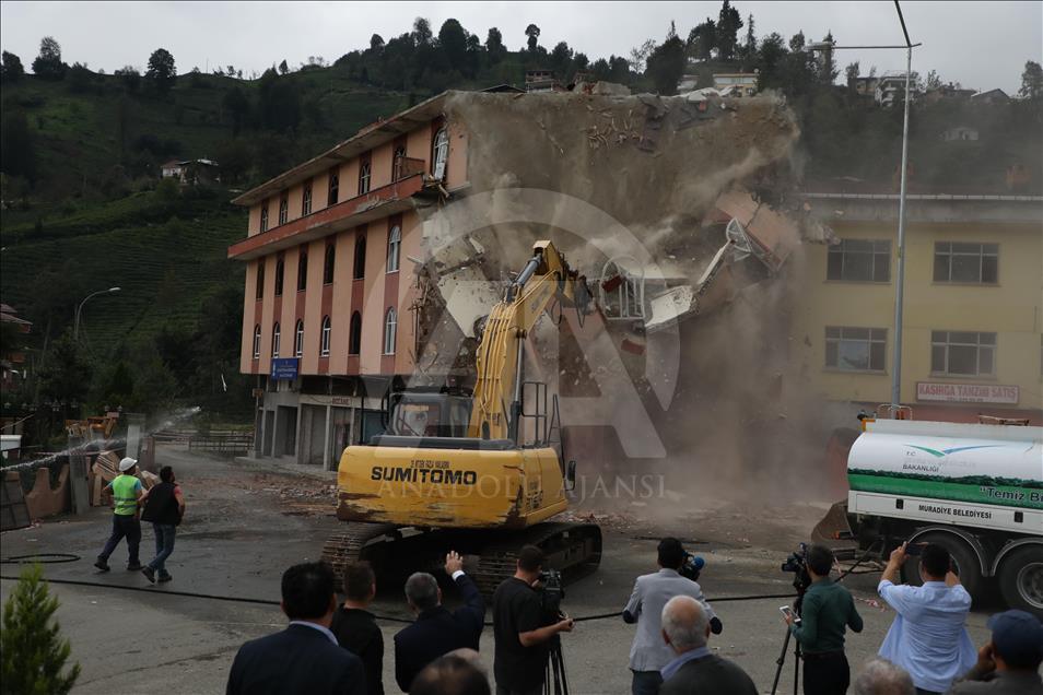 Rize'deki 4 katlı binanın yıkımına başlandı
