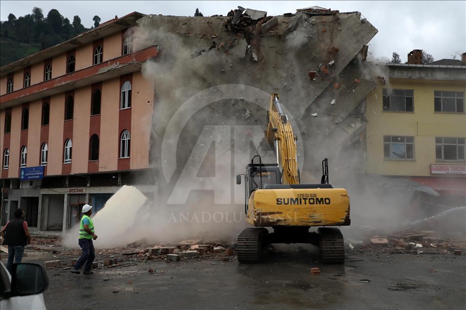 Rize'deki 4 katlı binanın yıkımına başlandı