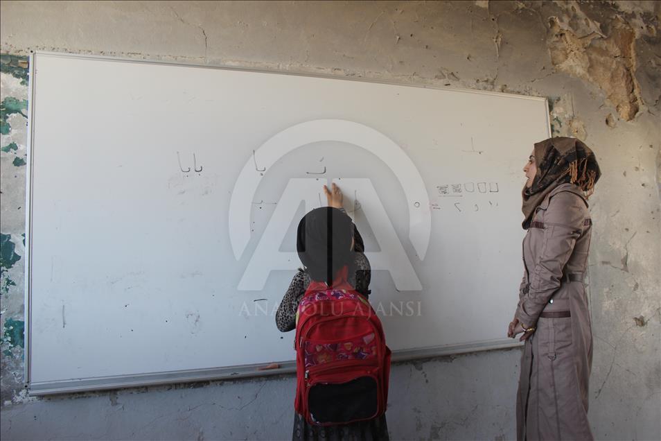 Дети в Идлибе учатся в полуразрушенных школах
