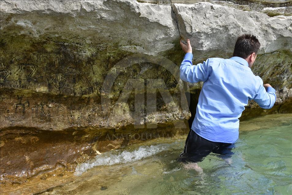 Baraj suları çekilince kaya resimleri ortaya çıktı