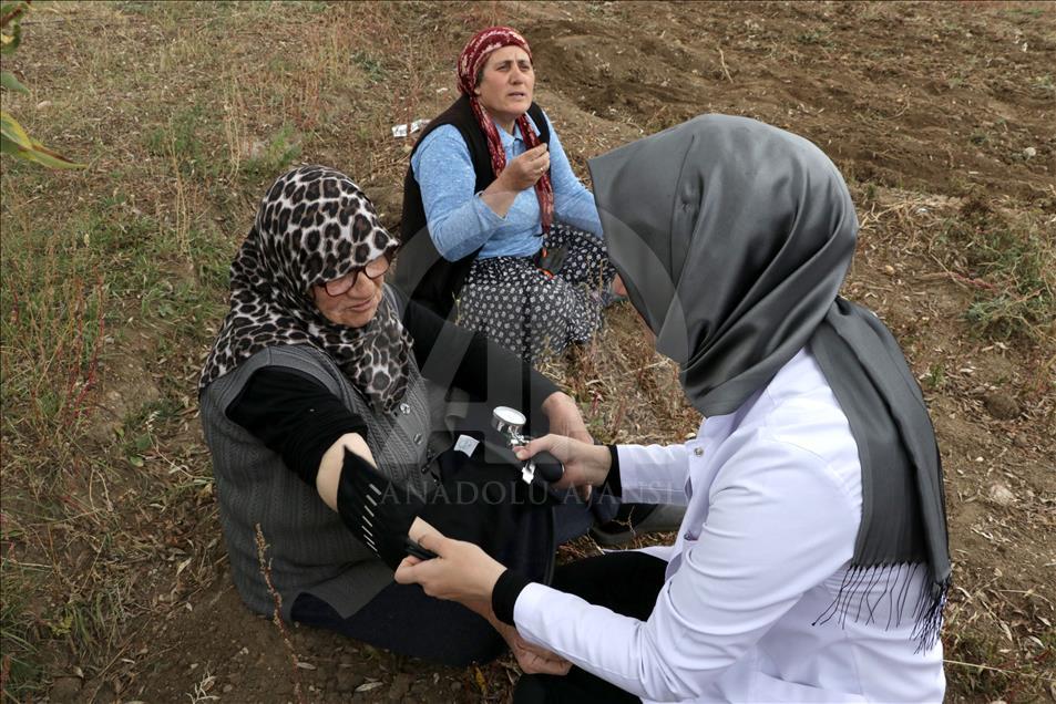 Hastaneye gidemeyen vatandaşlar için tarlada sağlık hizmeti