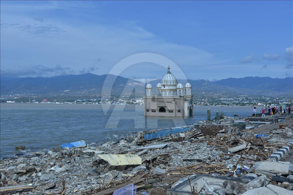 Posljedice zemljotresa i cunamija i dalje vidljive: "Plutajuća" džamija u Indoneziji
 
