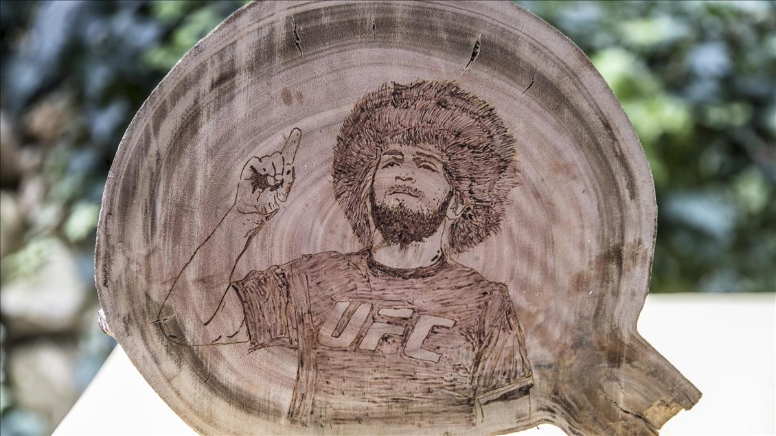 Nurmagomedov'un galibiyetini ahşaba işledi