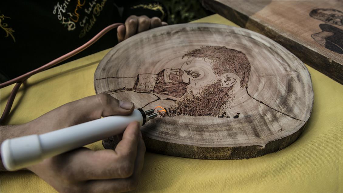 Nurmagomedov'un galibiyetini ahşaba işledi