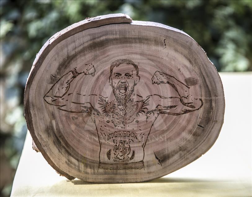Nurmagomedov'un galibiyetini ahşaba işledi