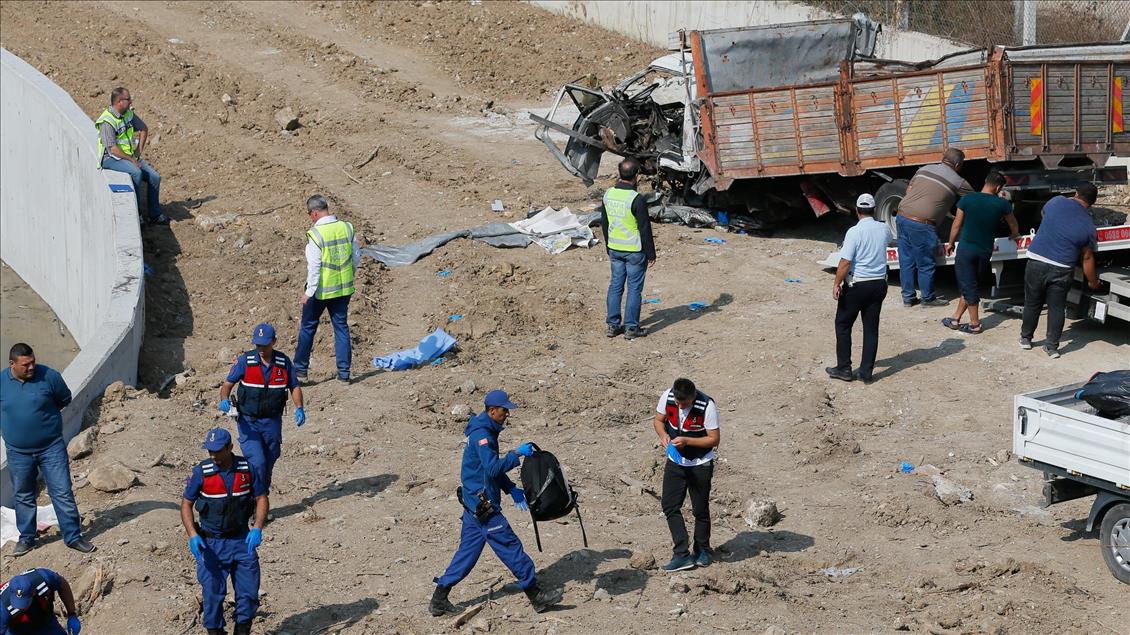 Düzensiz göçmenleri taşıyan kamyonun devrilmesi