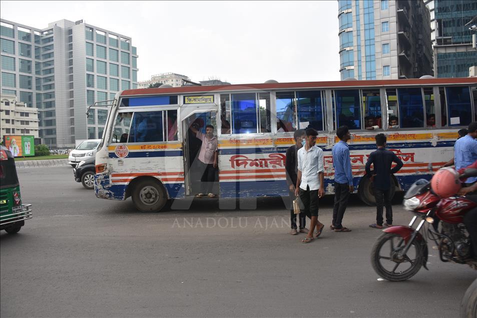 "ريكشا" أهم وسيلة نقل في العاصمة البنغالية "دكا"
