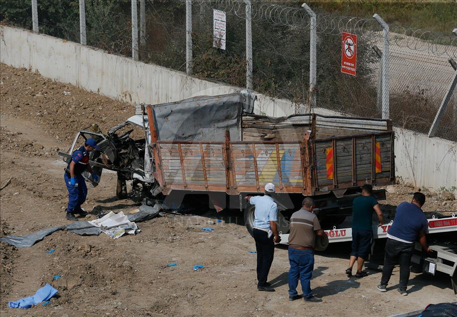 Düzensiz göçmenleri taşıyan kamyonun devrilmesi