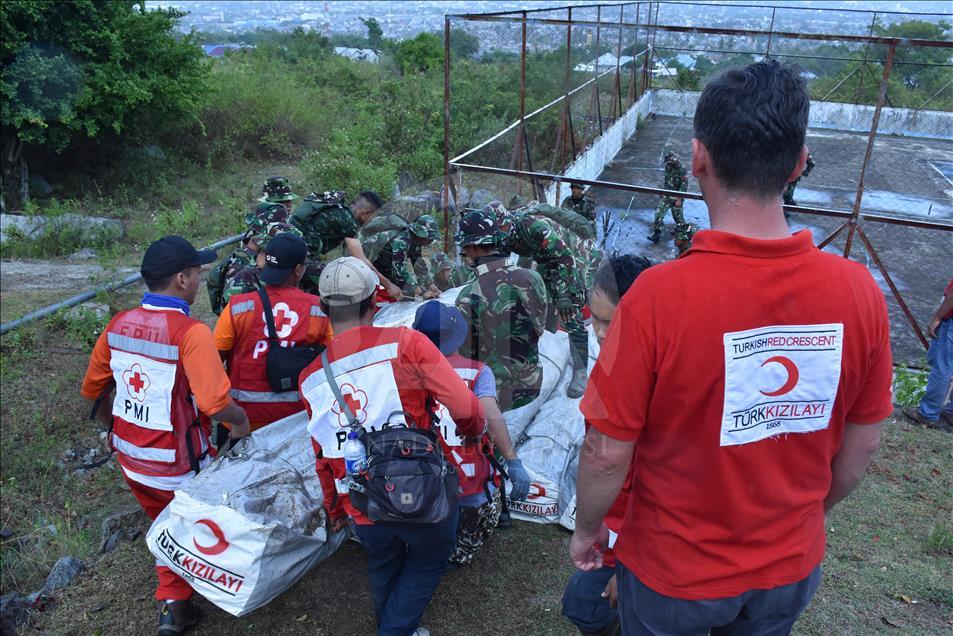Турция оказывает помощь пострадавшим в Индонезии
