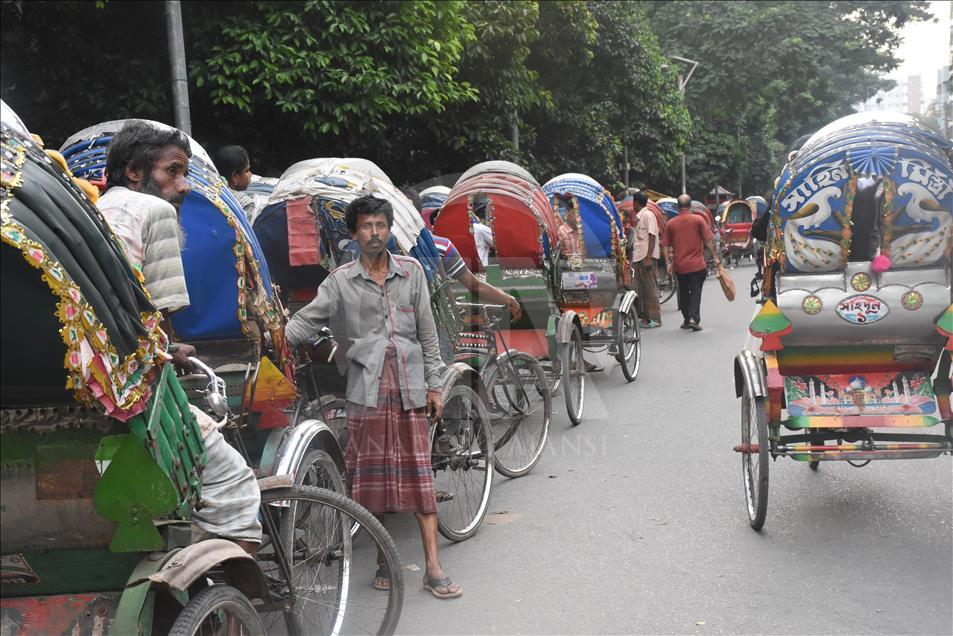 "ريكشا" أهم وسيلة نقل في العاصمة البنغالية "دكا"
