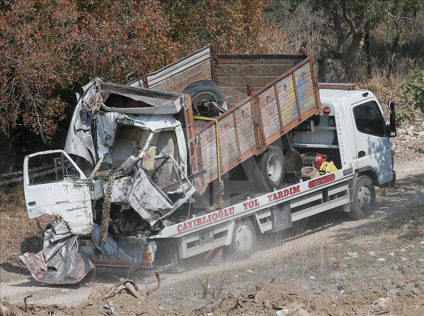 Düzensiz göçmenleri taşıyan kamyonun devrilmesi