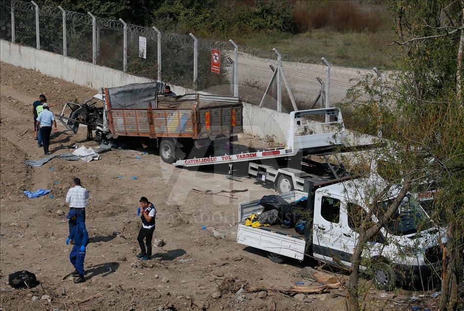 Düzensiz göçmenleri taşıyan kamyonun devrilmesi