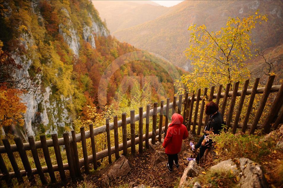 الخريف في البوسنة.. لوحات تزدان بمناظر الطبيعة الساحرة
