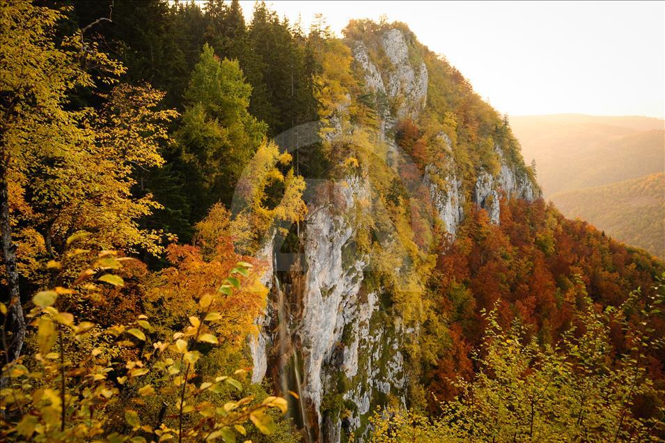 الخريف في البوسنة.. لوحات تزدان بمناظر الطبيعة الساحرة
