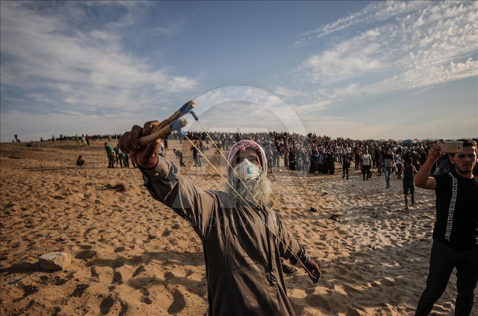 Gazzeliler, İsrail ablukasının kaldırılması talebiyle sahile akın etti
