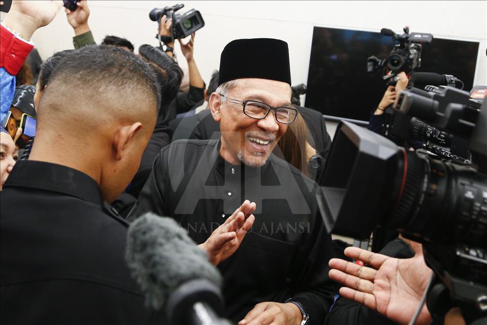 Anwar Ibrahim Backs to Parliament