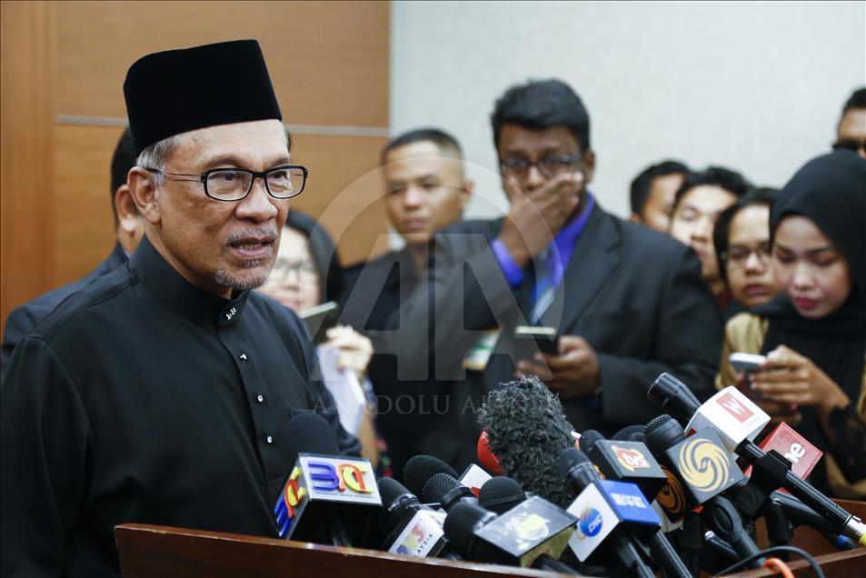 Anwar Ibrahim Backs to Parliament