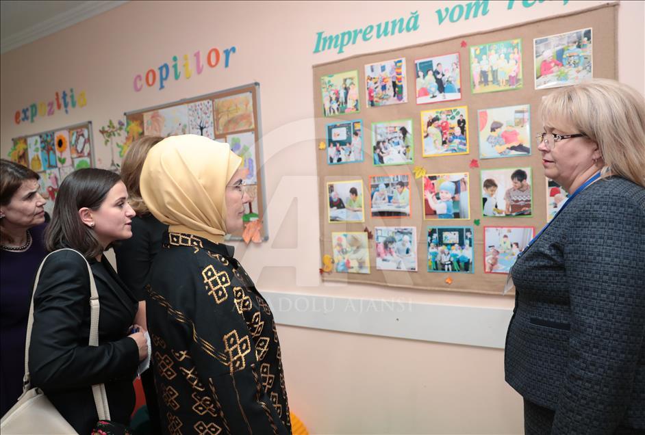 Emine Erdoğan'dan, Moldova'da hastane ziyareti