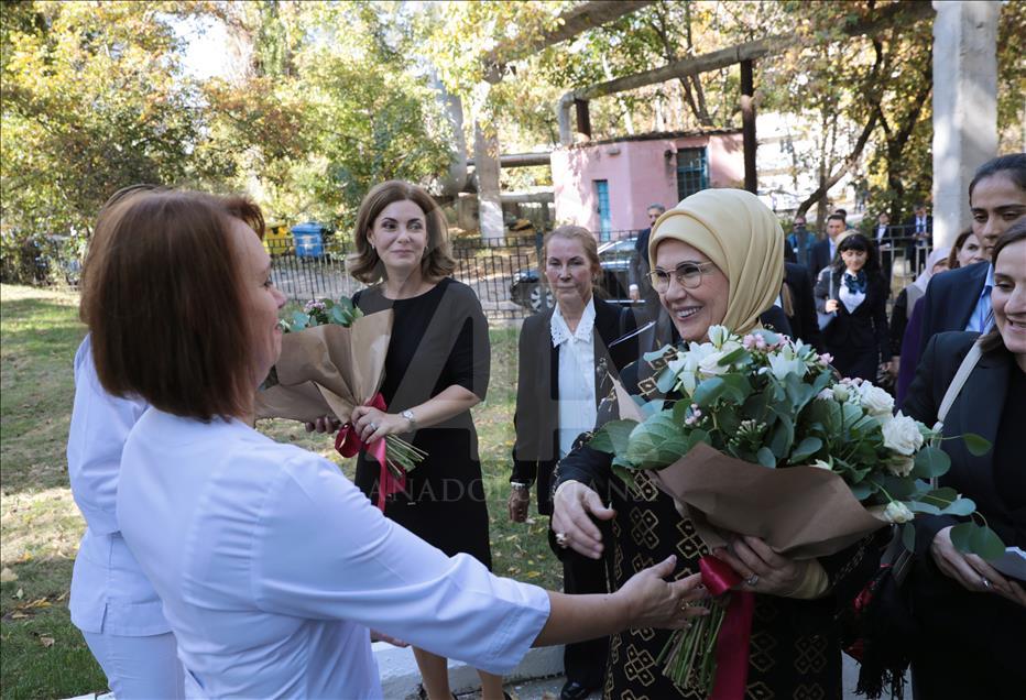 Emine Erdoğan'dan, Moldova'da hastane ziyareti