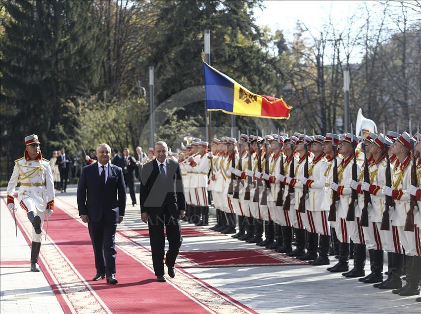 Erdoğan pritet me ceremoni zyrtare nga homologu moldav