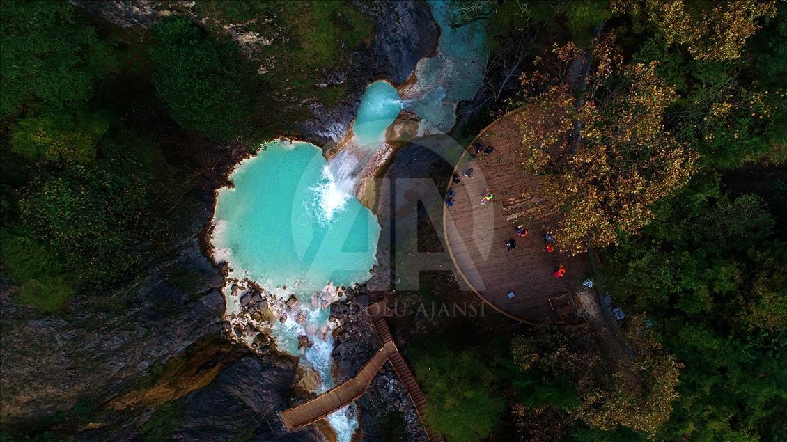 Lago azul en Giresun, Turquía