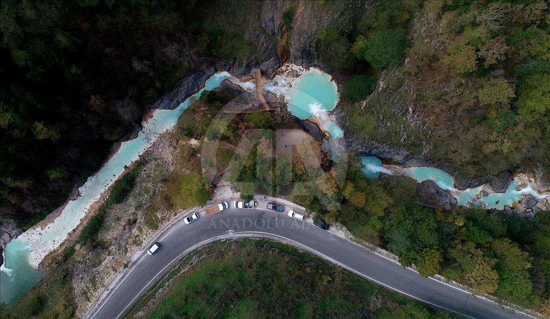 Lago azul en Giresun, Turquía