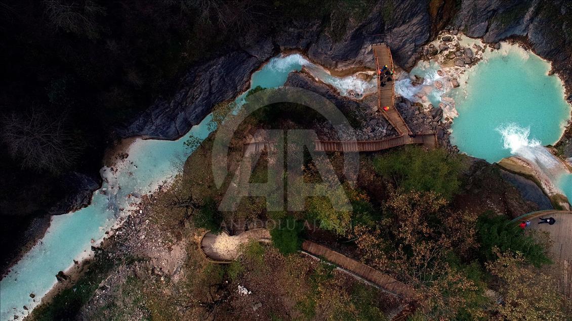 Lago azul en Giresun, Turquía