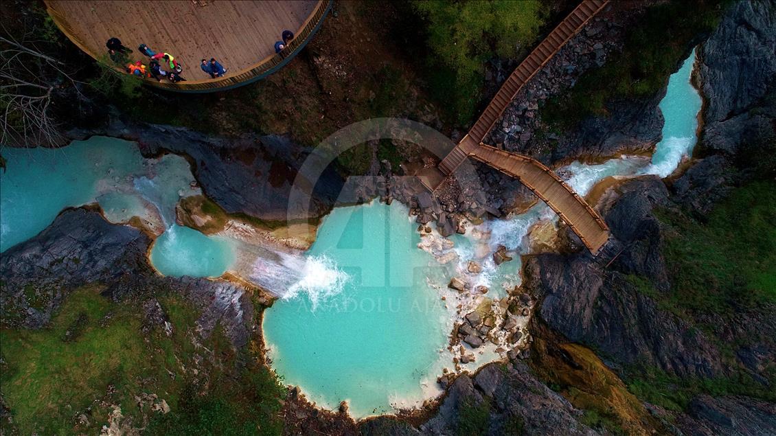 Lago azul en Giresun, Turquía