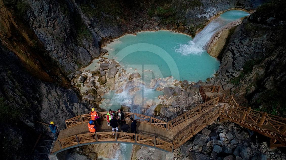 Lago azul en Giresun, Turquía