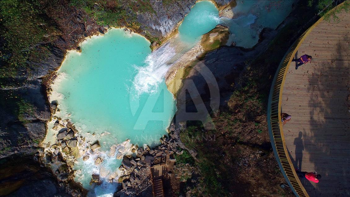 Lago azul en Giresun, Turquía