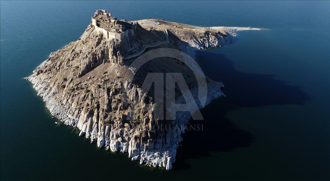 قلعة "برتك" التركية .. جزيرة عائمة تفوح بعبق التاريخ
