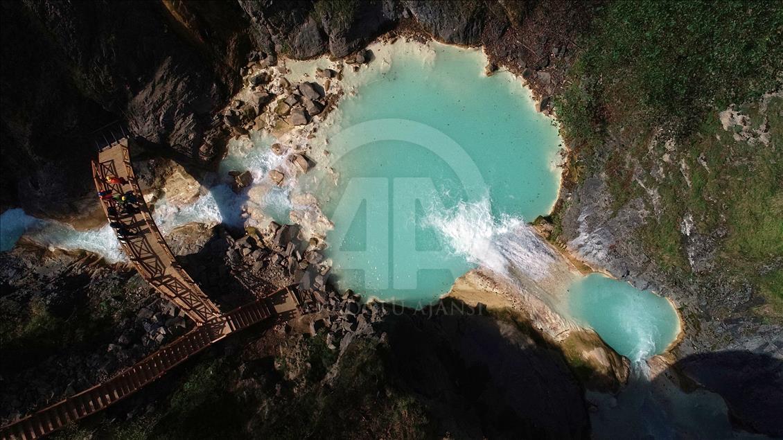 Lago azul en Giresun, Turquía