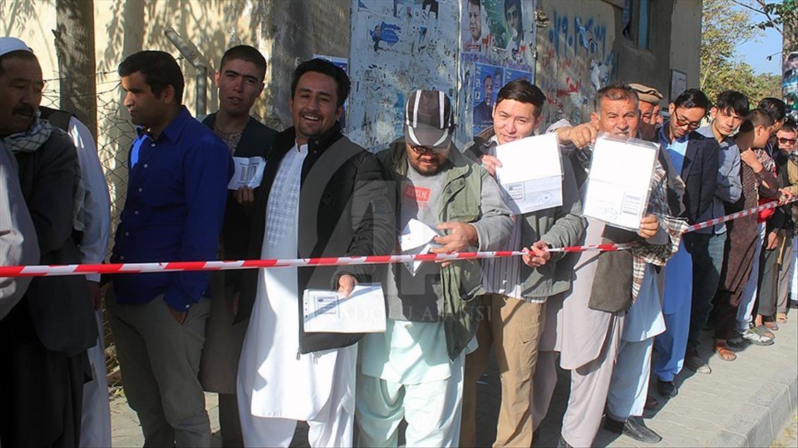 Afganistan'da halk sandık başında