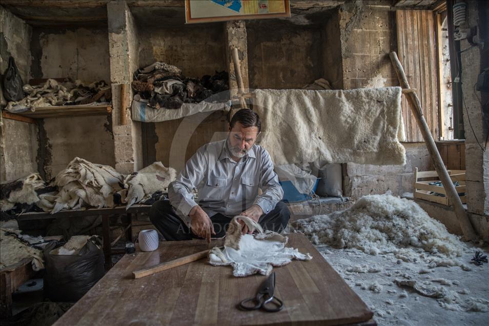 Urfa'nın "son kürkçüleri" zamana direniyor
