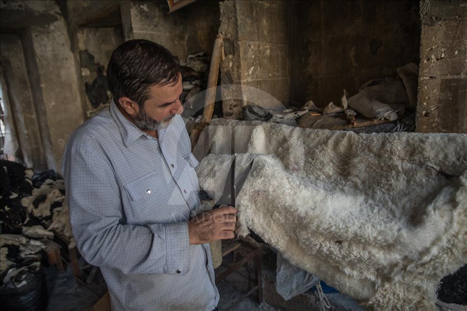 Urfa'nın "son kürkçüleri" zamana direniyor