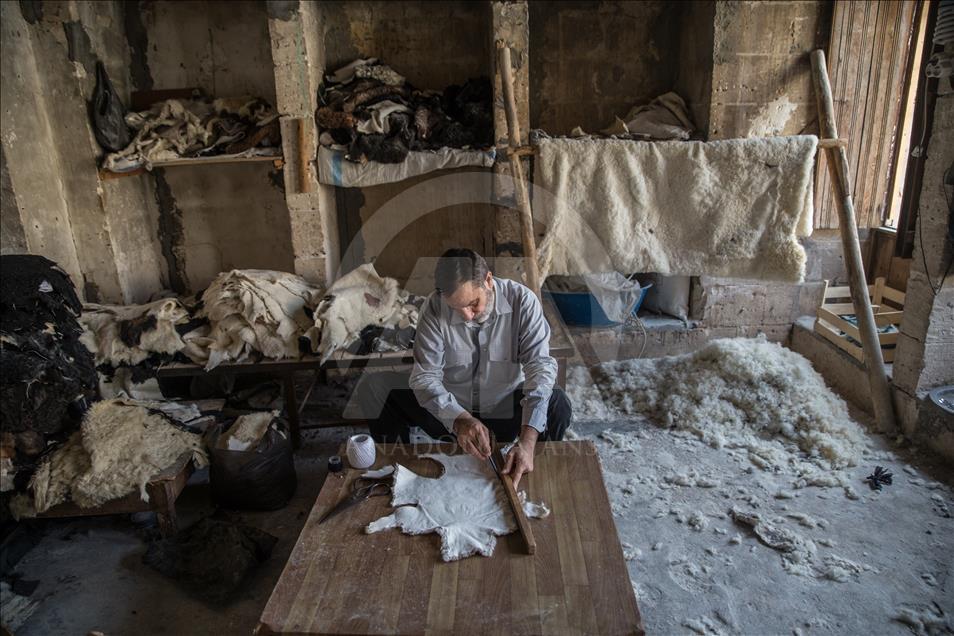Urfa'nın "son kürkçüleri" zamana direniyor