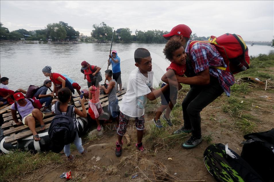 Binlerce göçmen Guatemala-Meksika sınırında mahsur kaldı