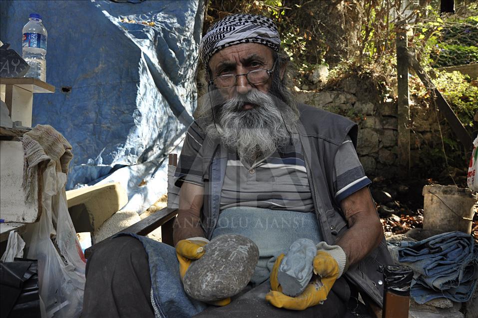 هنرمند 72 ساله که به سنگ ها جان می بخشد