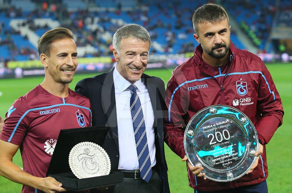 Trabzonspor'dan futbolcularına plaket