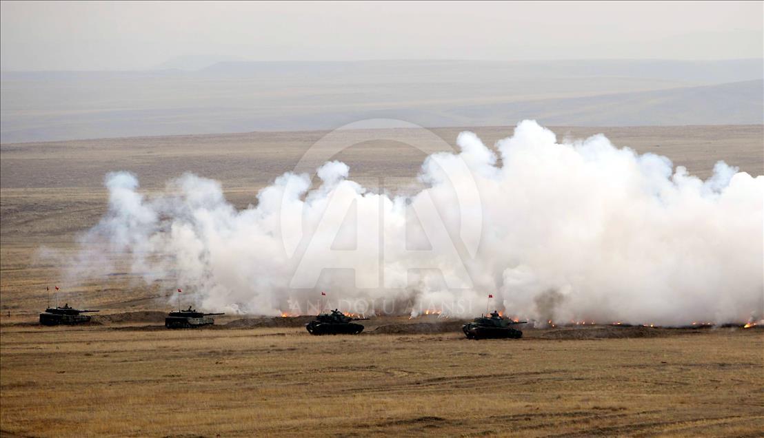 القوات المسلحة التركية تستعرض مهاراتها في مناورات بأنقرة

