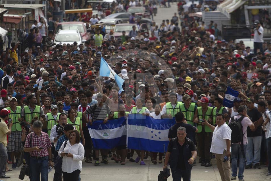 Honduran migrants continue their march to the US border in Mexico