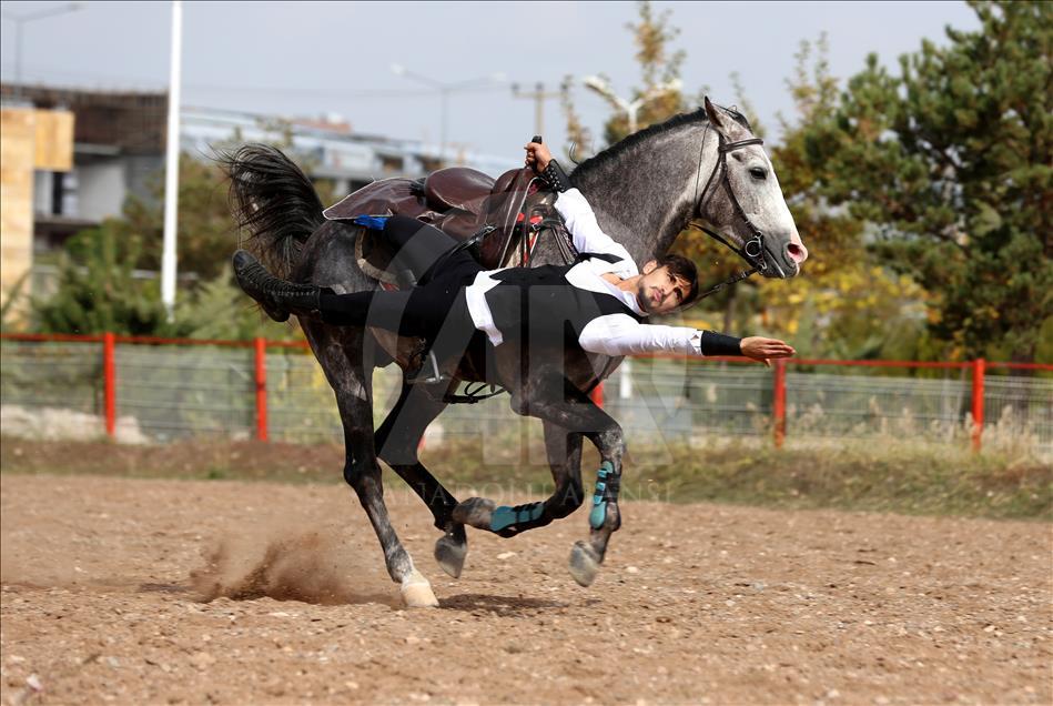 Cüneyt Arkın hayranlığı atlı akrobat yaptı
