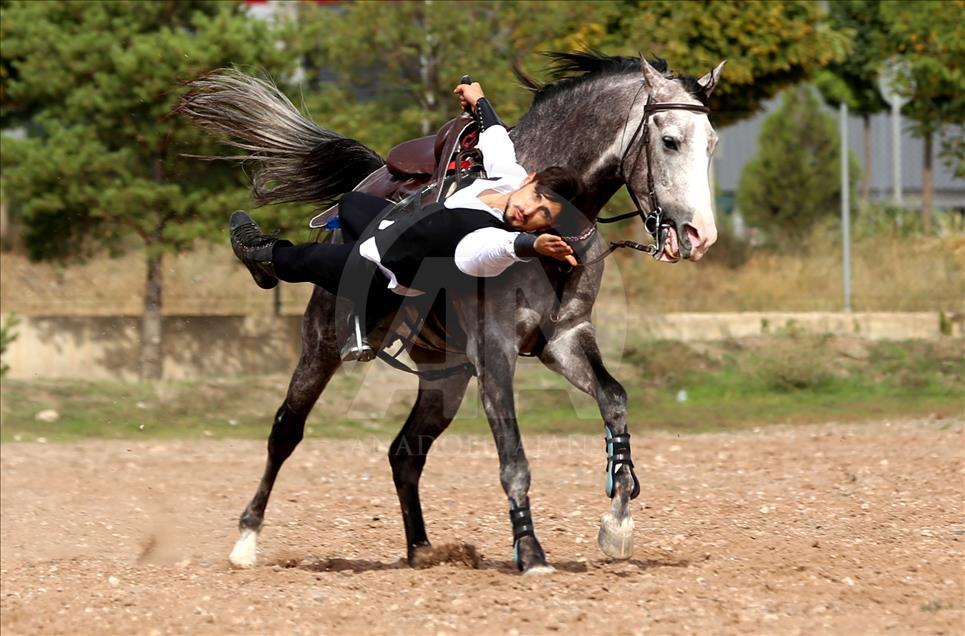 Cüneyt Arkın hayranlığı atlı akrobat yaptı
